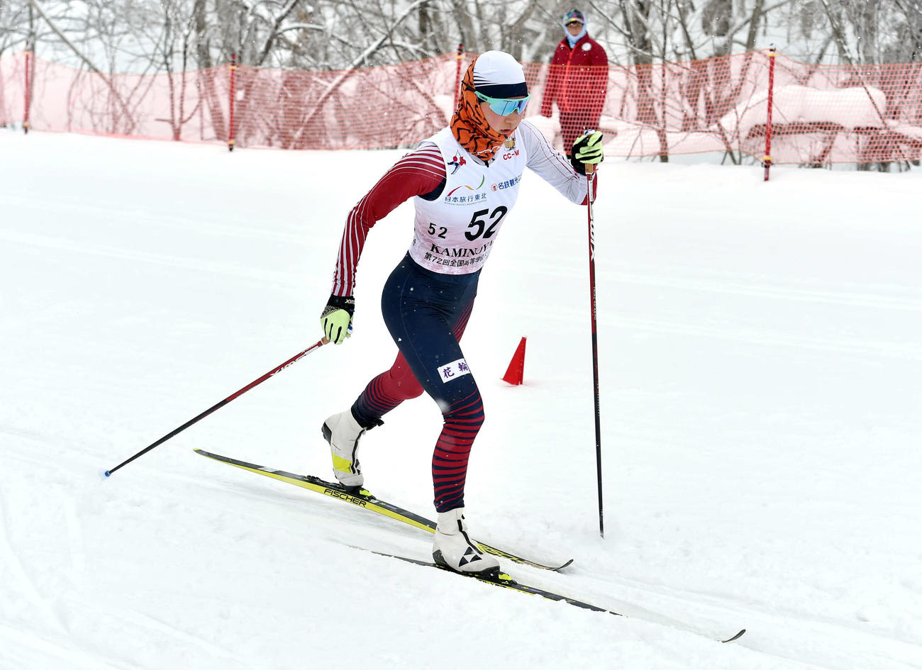 女子距離5キロクラシカルで軽快に坂を上る花輪・畠山（撮影・相沢孔志）