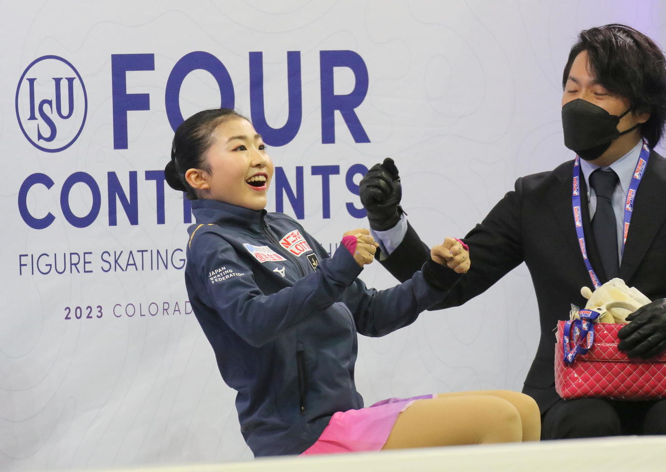 フィギュアスケート4大陸選手権　女子でSP7位から銅メダルを獲得した千葉百音は、フリーのスコアが出ると驚きのガッツポーズ。右は田中総司コーチ（撮影・木下淳）