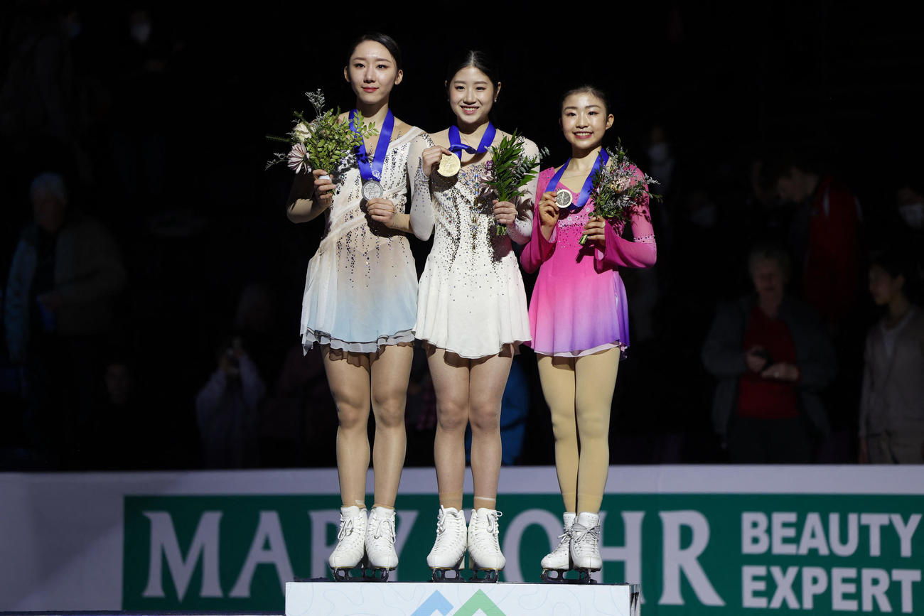 4大陸選手権女子シングルで銅メダルを獲得し、イ・ヘイン（中央）、キム・イェリム（左）と記念撮影に応じる千葉百音（右）（ロイター）