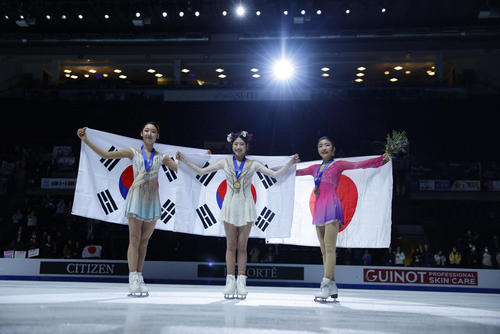 4大陸選手権女子シングルで銅メダルを獲得し、イ・ヘイン（中央）、キム・イェリム（左）と記念撮影に応じる千葉百音（右）（ロイター）