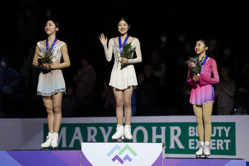 4大陸選手権女子シングルで銅メダルを獲得し、イ・ヘイン（中央）、キム・イェリム（左）と記念撮影に応じる千葉百音（右）（ロイター）