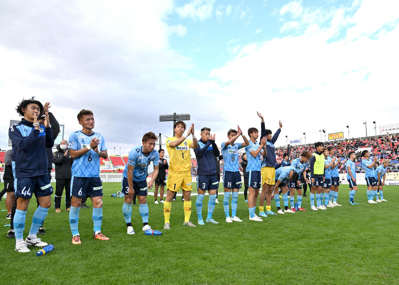 22年11月、花園ラグビー場第1グラウンドでの試合後サポーターにあいさつをするFC大阪イレブン