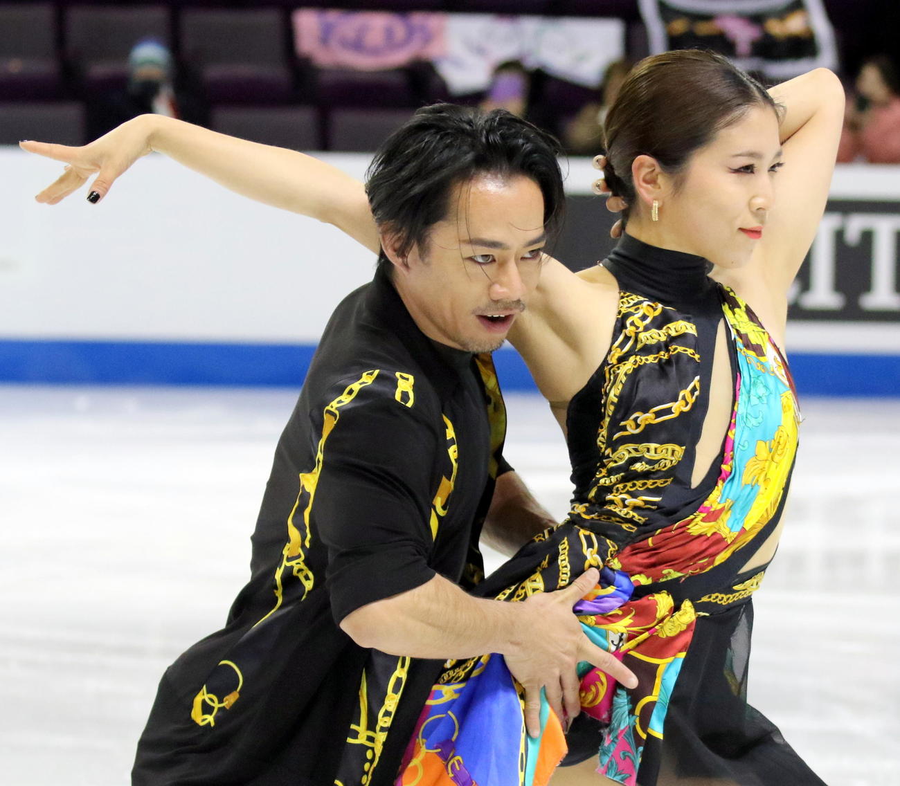 フィギュアスケート4大陸選手権　メインリンクでのアイスダンス公式練習に初参加した「かなだい」村元哉中（右）高橋大輔組（撮影・木下淳）