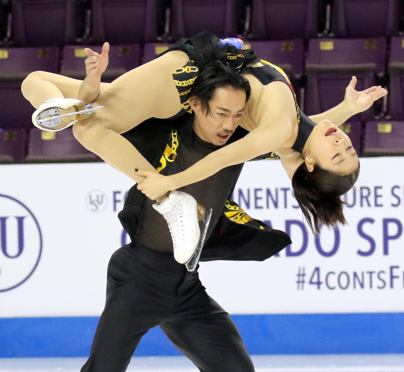 フィギュアスケート4大陸選手権　メインリンクでのアイスダンス公式練習に初参加した「かなだい」村元哉中（上）高橋大輔組（撮影・木下淳）
