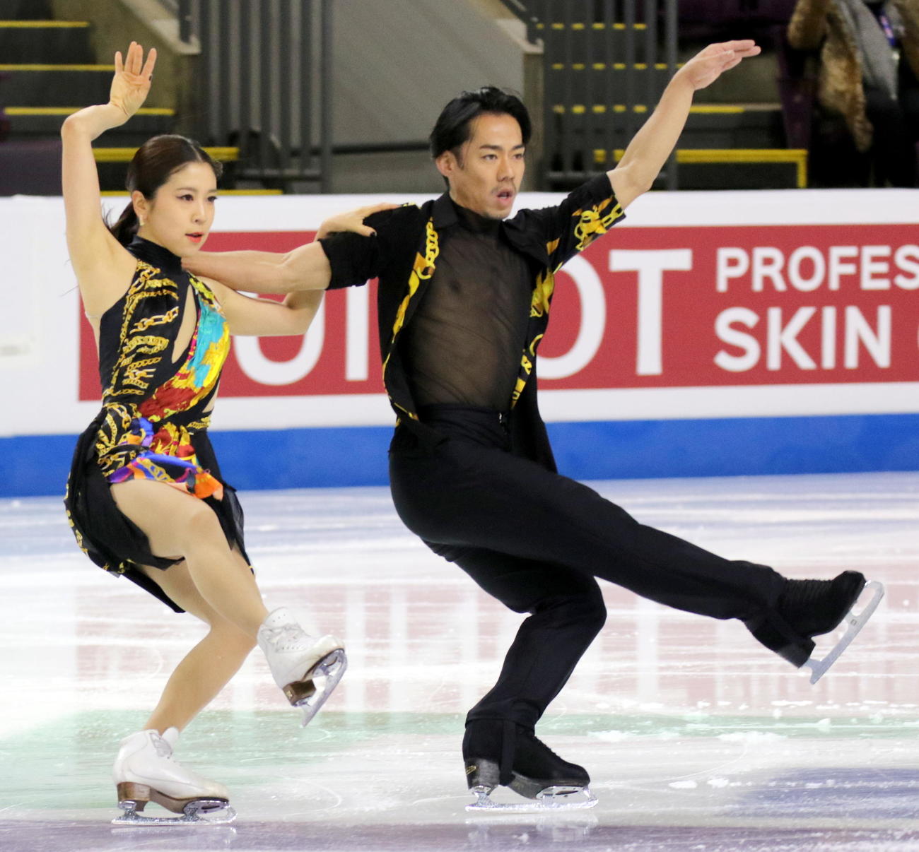 フィギュアスケート4大陸選手権　メインリンクでのアイスダンス公式練習に初参加した「かなだい」村元哉中（左）高橋大輔組（撮影・木下淳）