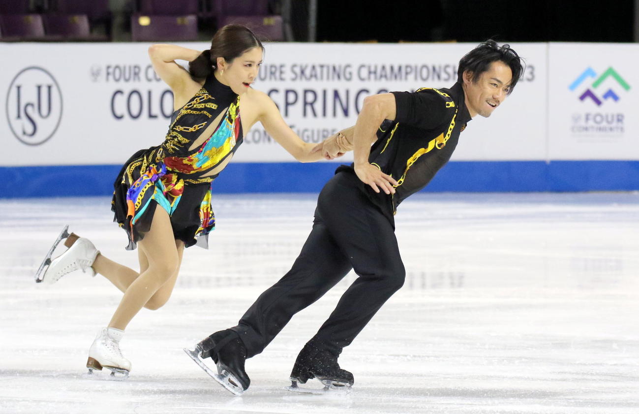 フィギュアスケート4大陸選手権　メインリンクでのアイスダンス公式練習に初参加した「かなだい」村元哉中（右）高橋大輔組（撮影・木下淳）