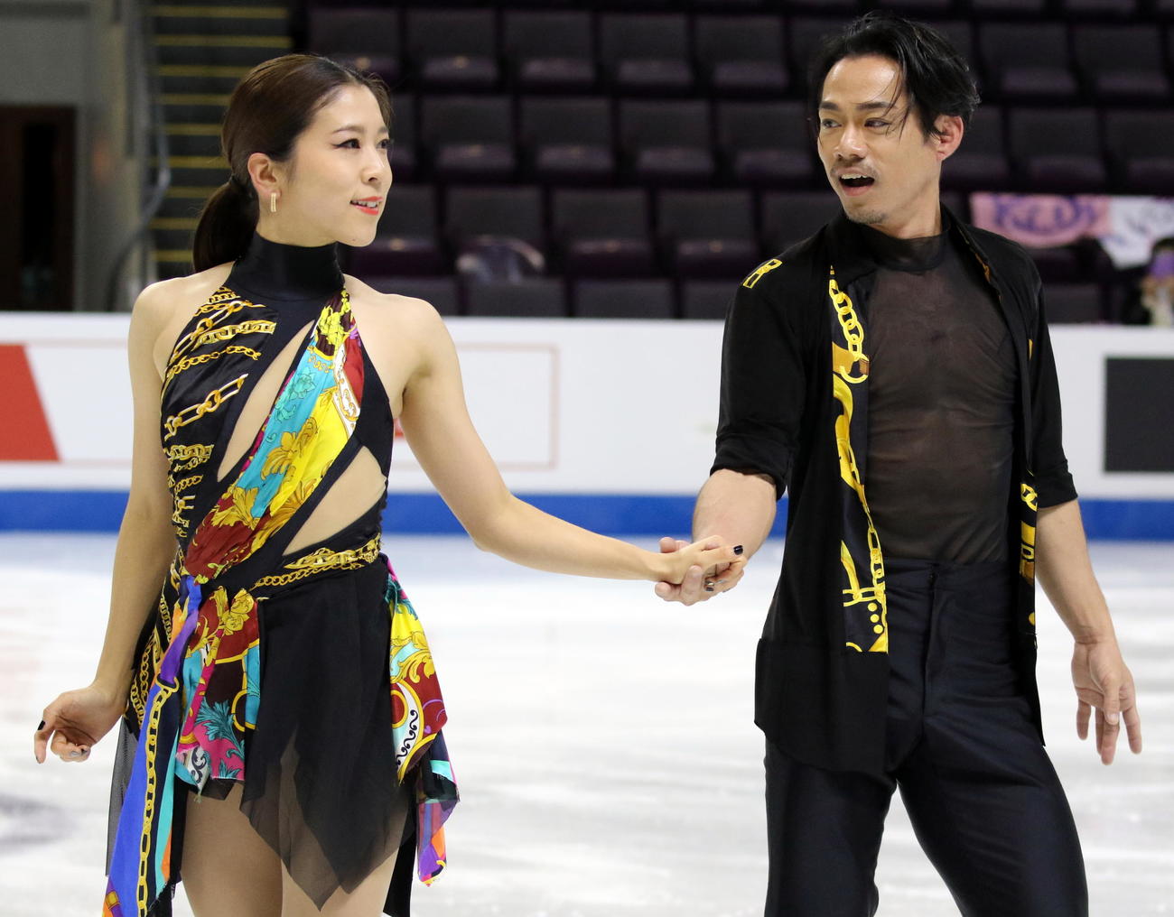 フィギュアスケート4大陸選手権　メインリンクでのアイスダンス公式練習に初参加した「かなだい」村元哉中（右）高橋大輔組（撮影・木下淳）