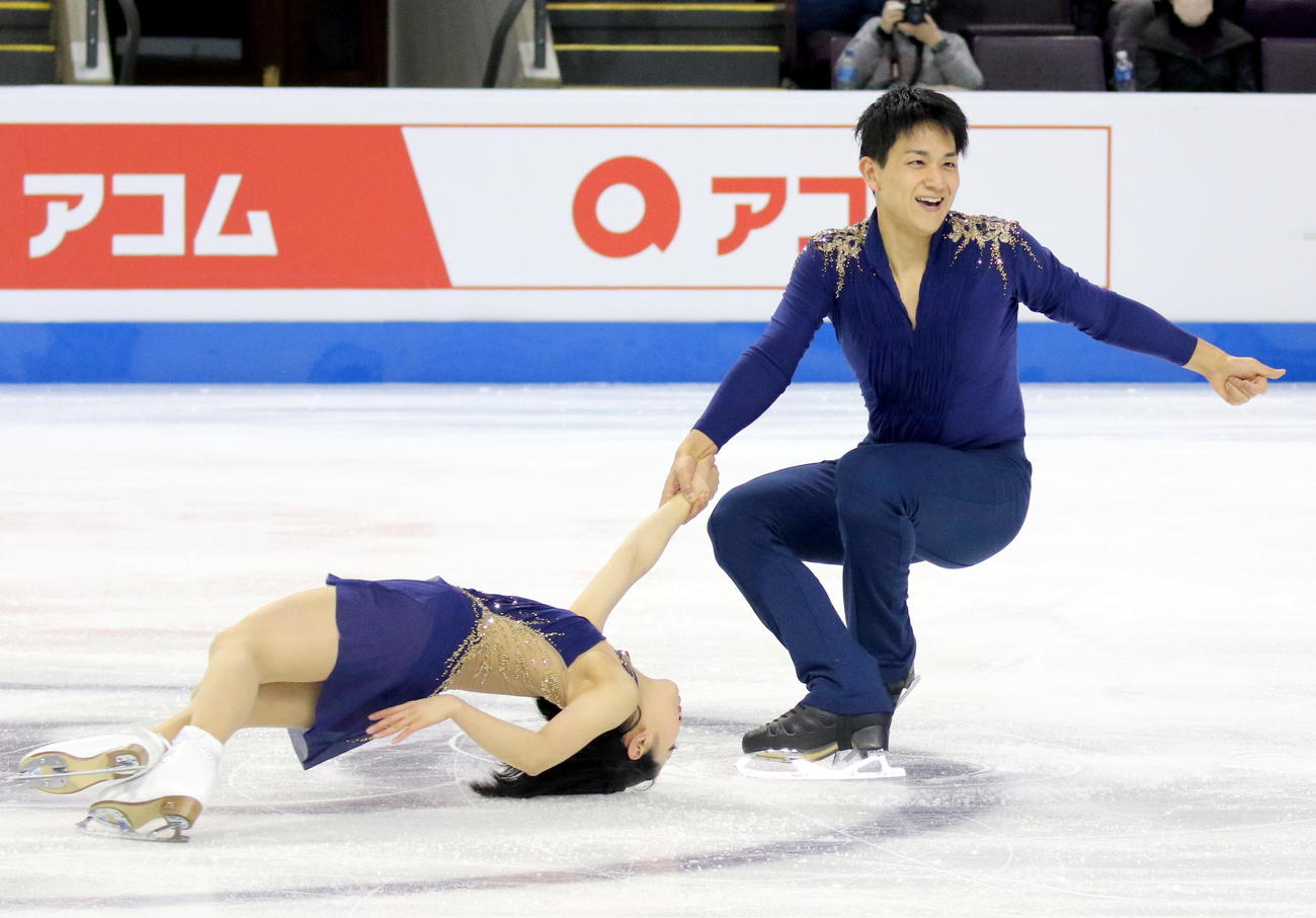 フィギュアスケート4大陸選手権　首位発進となったSPでデススパイラルを決める「りくりゅう」三浦璃来（左）木原龍一組（撮影・木下淳）