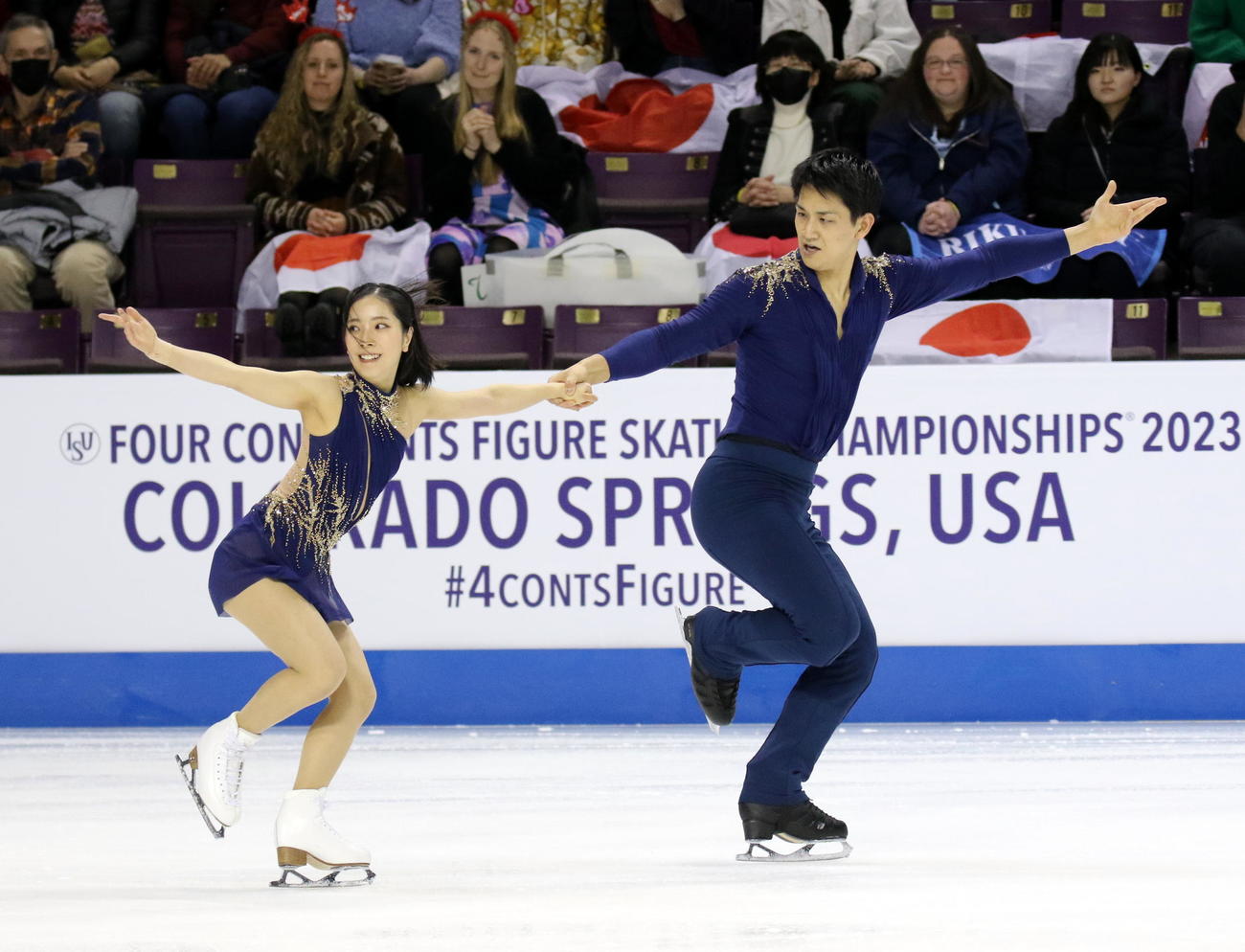 フィギュアスケート4大陸選手権　首位発進となったSPで舞う「りくりゅう」三浦璃来（左）木原龍一組（撮影・木下淳）