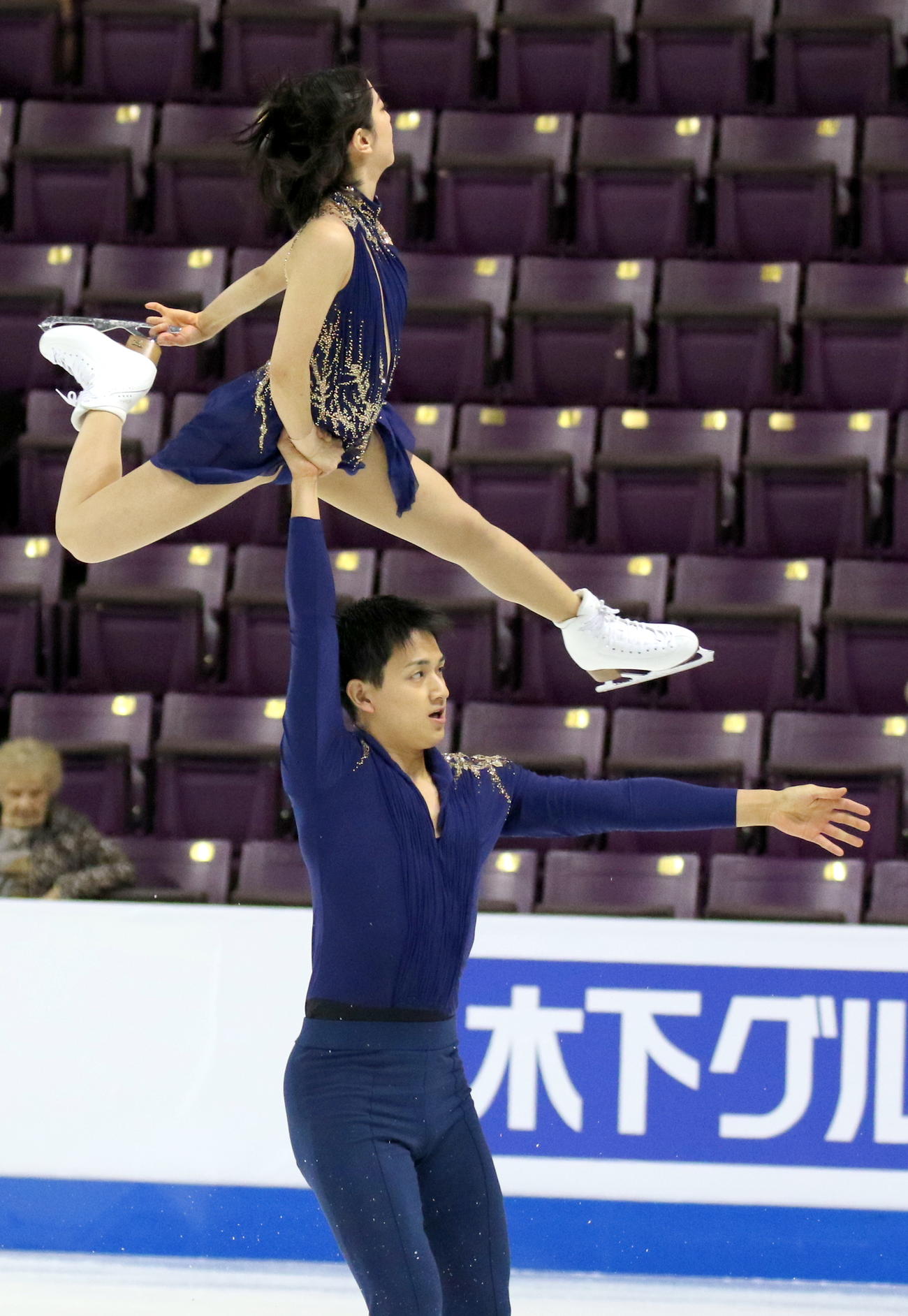 フィギュアスケート4大陸選手権　首位発進となったSPでリフトを決める「りくりゅう」三浦璃来（左）木原龍一組（撮影・木下淳）