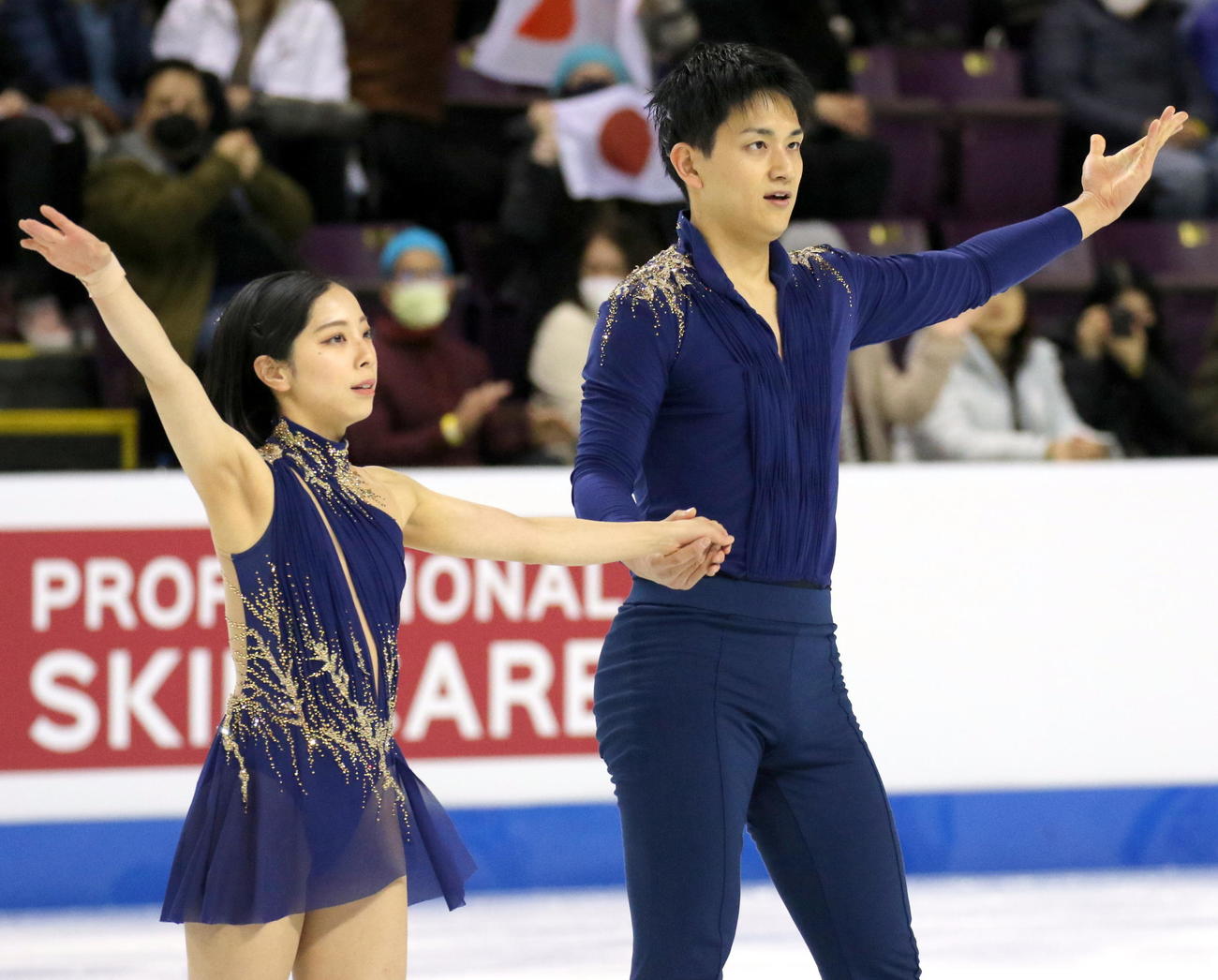 フィギュアスケート4大陸選手権　首位発進となったSPを終えて声援に応える「りくりゅう」三浦璃来（左）木原龍一組（撮影・木下淳）