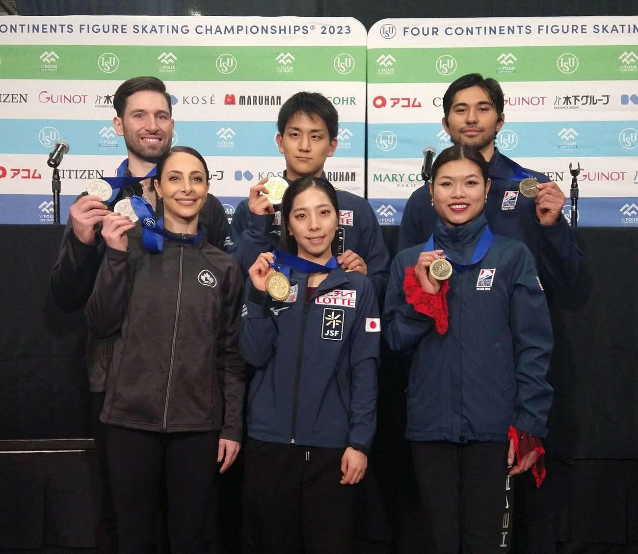 フィギュアスケート4大陸選手権　ペアSP上位会見で記念撮影する1位の三浦璃来（前列中央）、木原龍一（後列中央）と2位のディアナ・ステラートデュデク（前列左）、マキシム・デシャン（後列左）。3位のエミリー・チャン（前列右）とスペンサー・アキラ・ハウ（後列右）（撮影・木下淳）