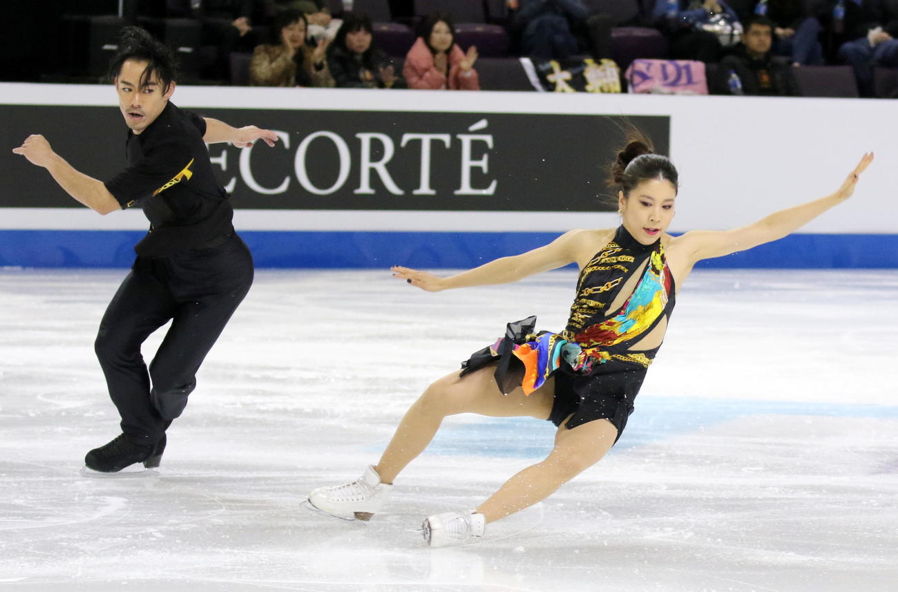 フィギュアスケート4大陸選手権　アイスダンス・リズムダンス（RD）で転倒する村元哉中（右）と高橋大輔の「かなだい」組（撮影・木下淳）