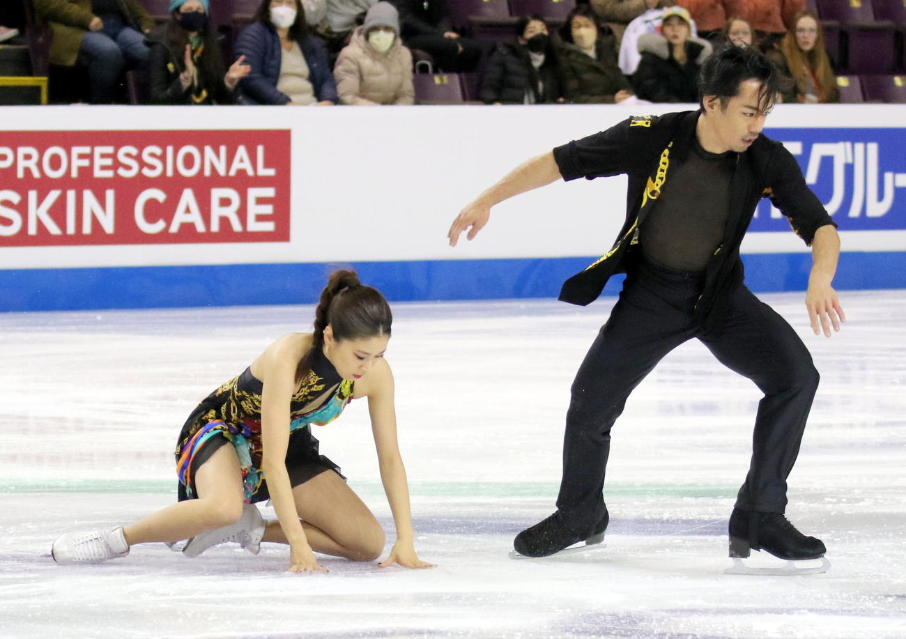 フィギュアスケート4大陸選手権　アイスダンス・リズムダンス（RD）で転倒した村元哉中（左）と高橋大輔の「かなだい」組（撮影・木下淳）