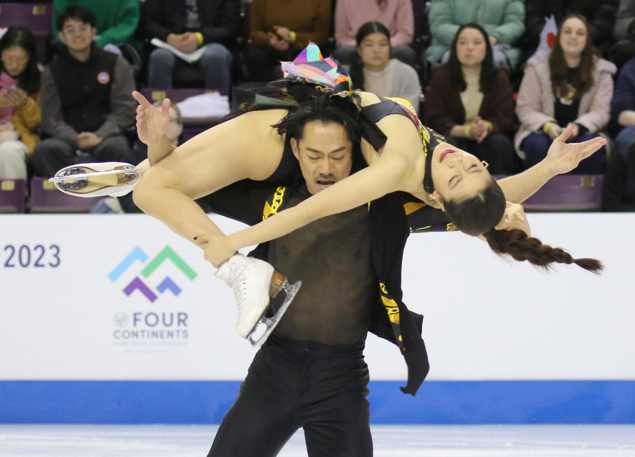 フィギュアスケート4大陸選手権　アイスダンス・リズムダンス（RD）でリフトを決める「かなだい」村元哉中（上）高橋大輔組（撮影・木下淳）