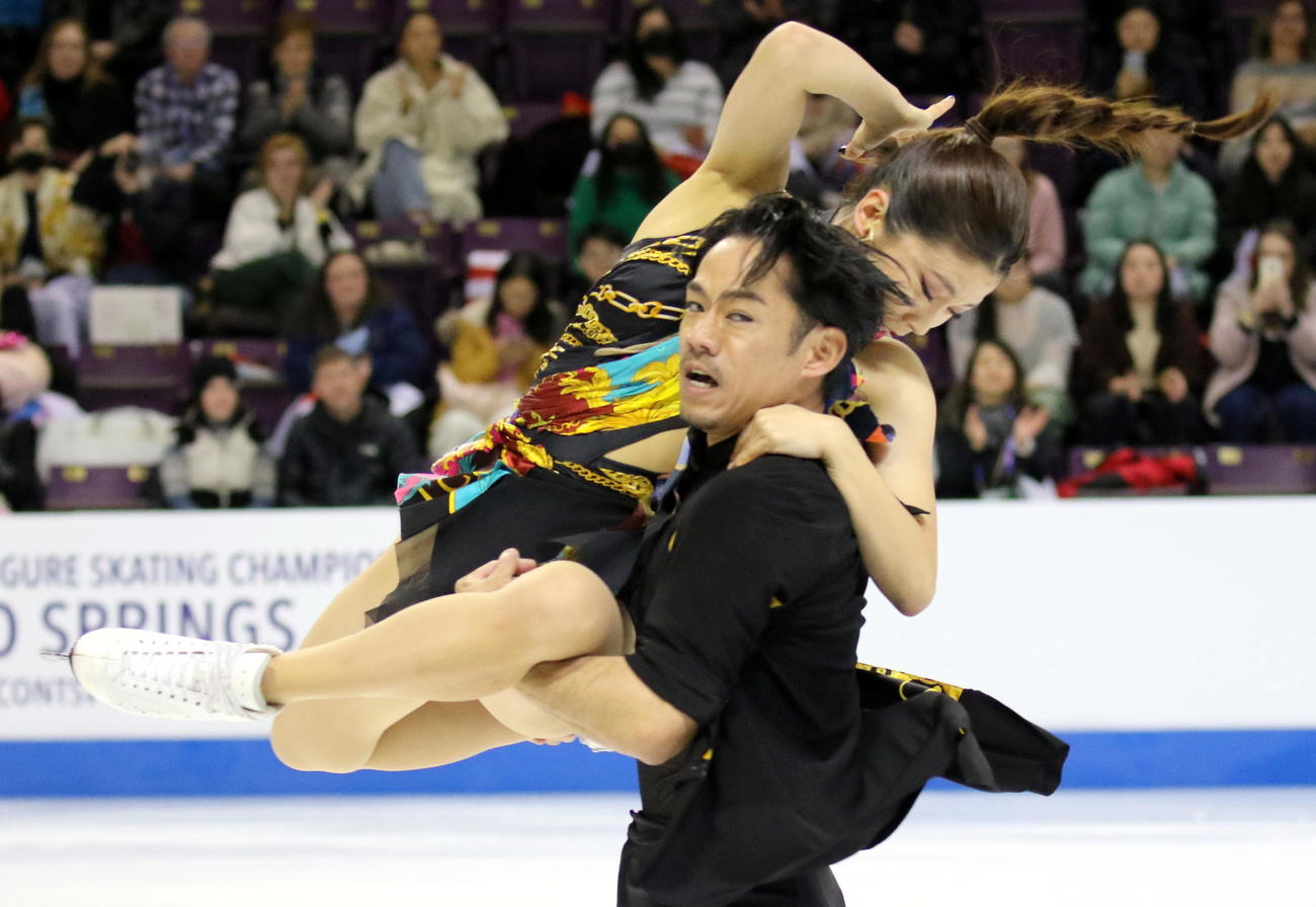 フィギュアスケート4大陸選手権　アイスダンス・リズムダンス（RD）でリフトを決める「かなだい」村元哉中（上）高橋大輔組（撮影・木下淳）