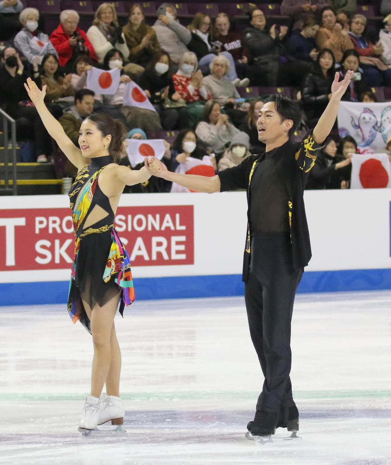 フィギュアスケート4大陸選手権　アイスダンス・リズムダンス（RD）を演じ切り、声援に応える「かなだい」村元哉中（左）高橋大輔組（撮影・木下淳）