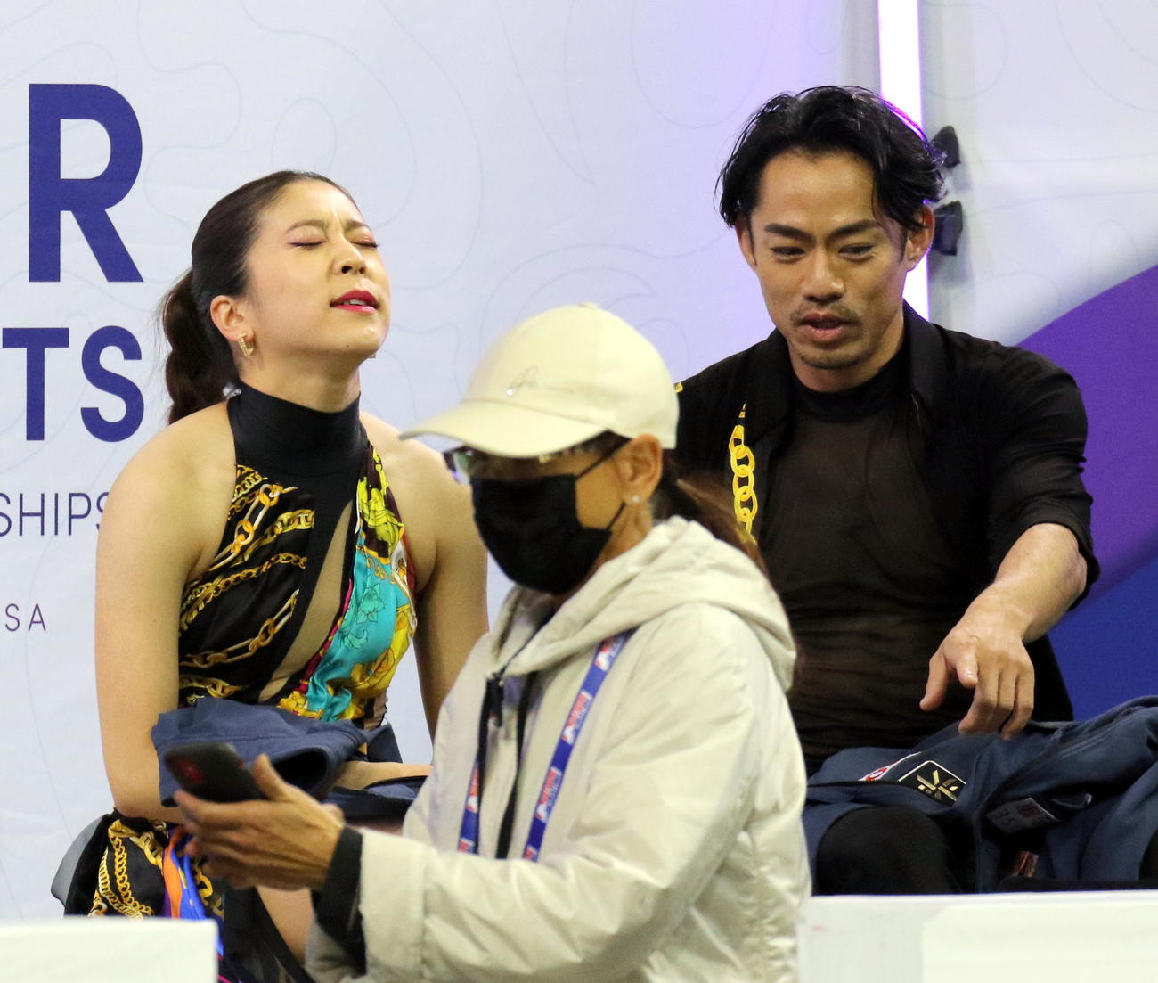 フィギュアスケート4大陸選手権　アイスダンス・リズムダンス（RD）を終え、キス・アンド・クライで悔しがる村元哉中（左）と映像を確認する高橋大輔の「かなだい」組。手前はマリナ・ズエワ・コーチ（撮影・木下淳）