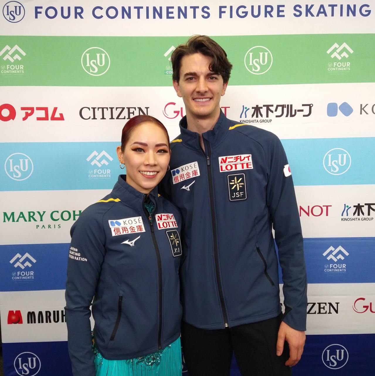 フィギュアスケート4大陸選手権　アイスダンスのリズムダンスを終えて笑顔を見せる小松原美里（左）と尊（撮影・木下淳）