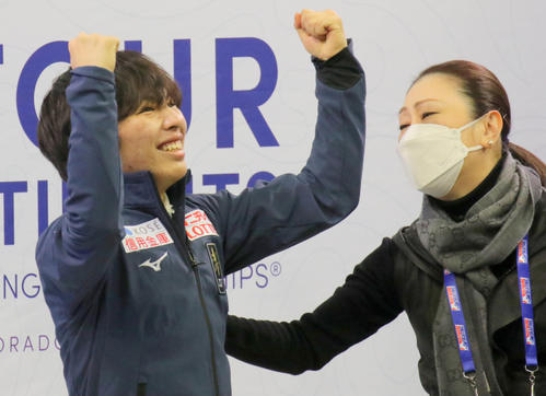 男子史上最年少優勝を遂げ、喜びを爆発させる三浦佳生(左)と佐藤紀子コーチ