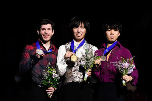 表彰台で笑顔を見せる三浦佳生（中央）。左は2位のメッシング、右は3位の佐藤駿（ロイター）