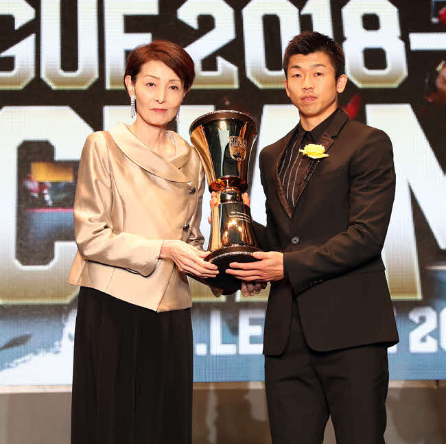 2018ー19年度で優勝を飾ったアルバルク東京の正中岳城。左はJBA三屋裕子会長