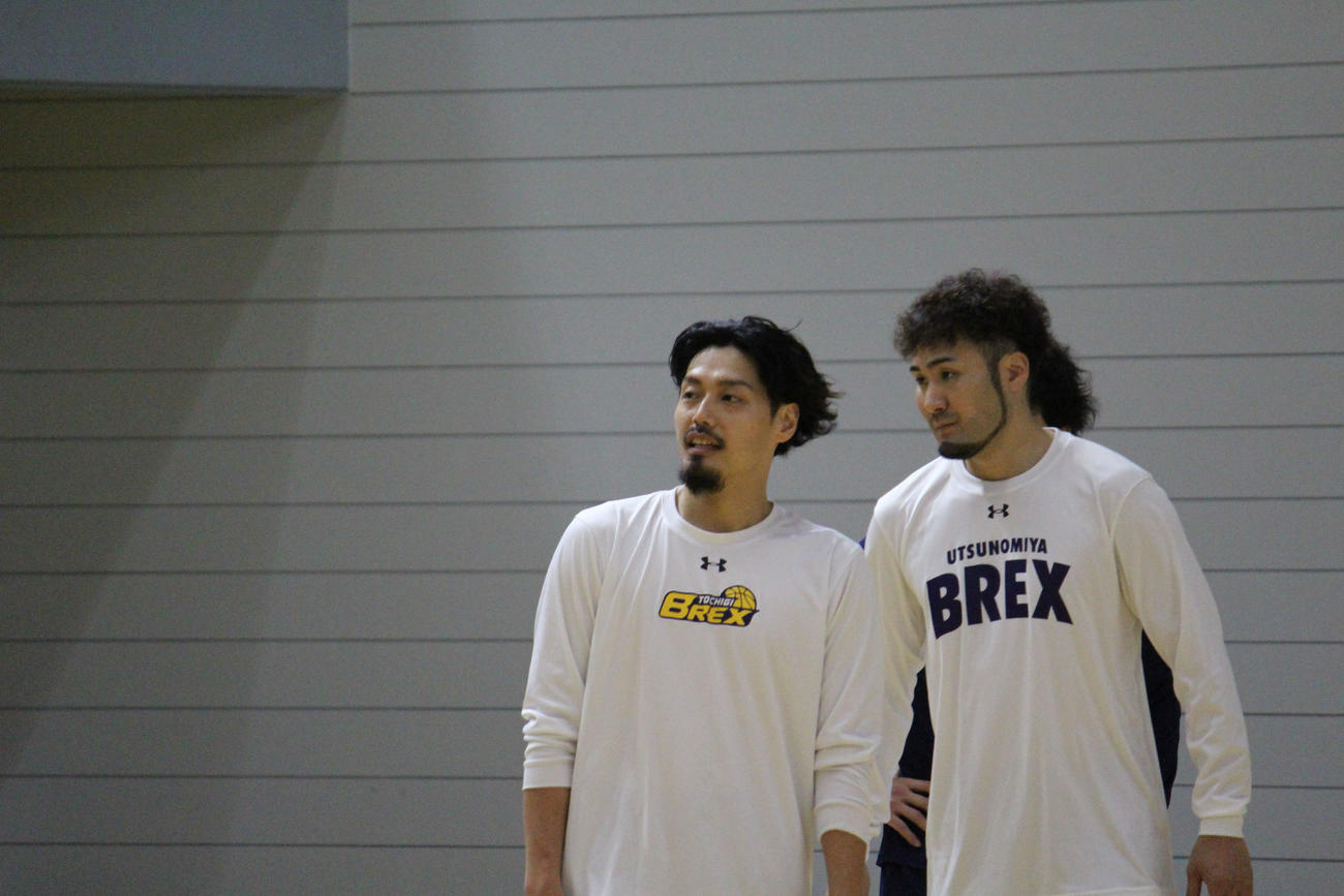 リーグ戦合間の練習中に喜多川修平と話をする宇都宮・渡邉裕規