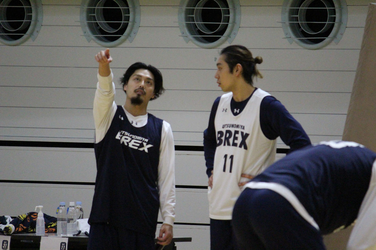 リーグ戦合間の練習中に荒谷裕秀と話をする宇都宮・渡邉裕規