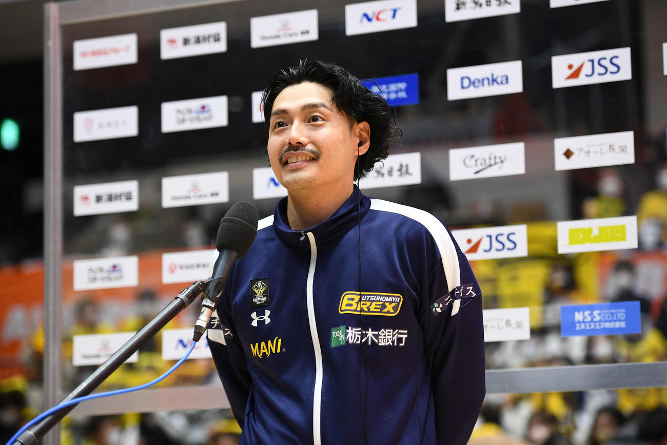 2月5日の新潟戦でヒーローインタビューを受ける宇都宮・渡邉裕規（コピーライトB.LEAGUE）