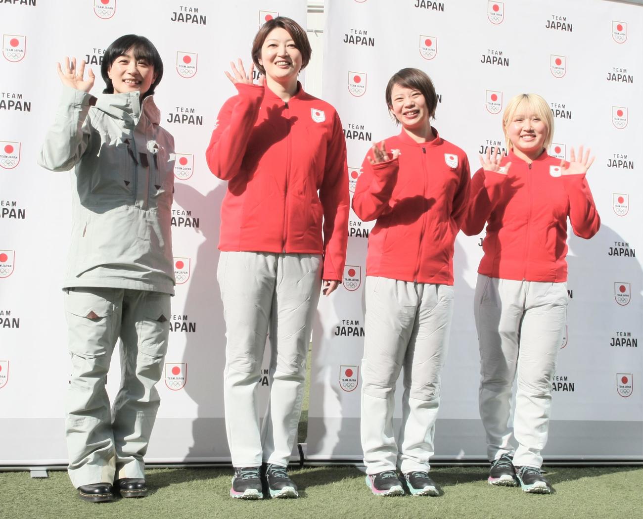 北京五輪1周年記念イベントに登壇した、左から上村愛子さん、久保英恵さん、高木菜那さん、樋口新葉（撮影・藤塚大輔）