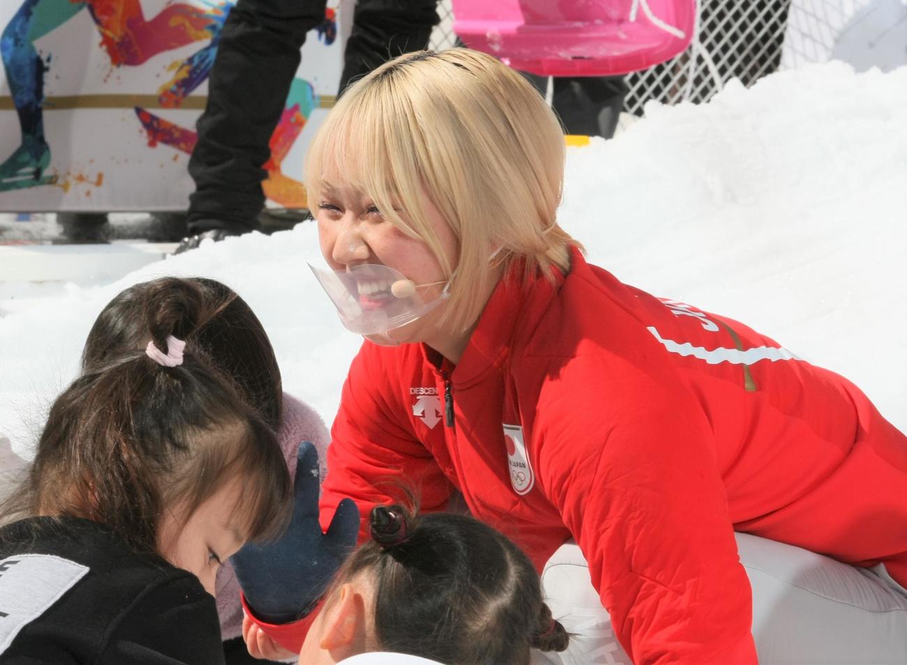 北京五輪1周年記念イベントで子どもたちと雪遊びをする樋口（撮影・藤塚大輔）