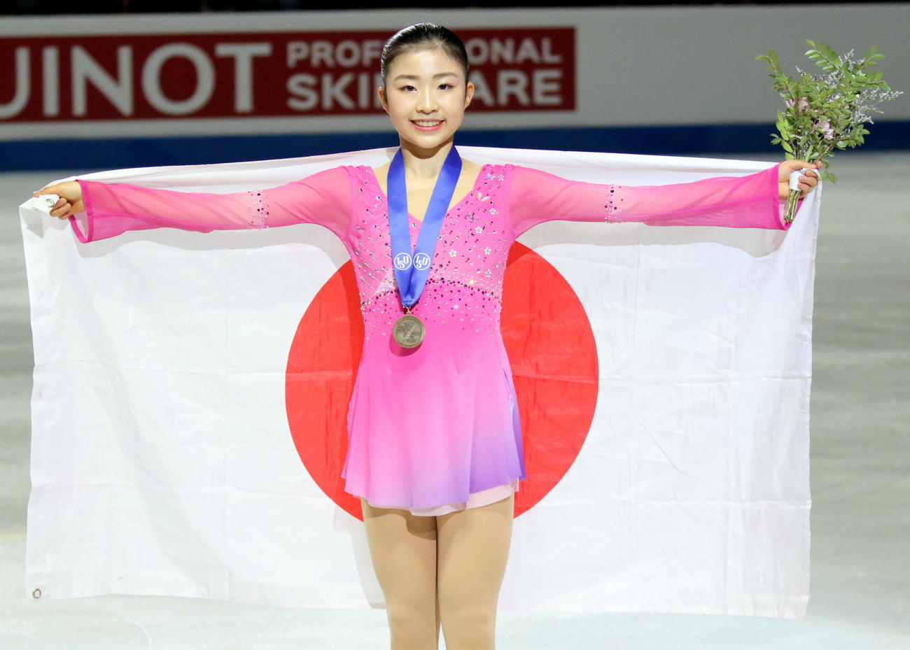 4大陸選手権女子シングルで銅メダルを獲得し、記念撮影に応じる千葉百音