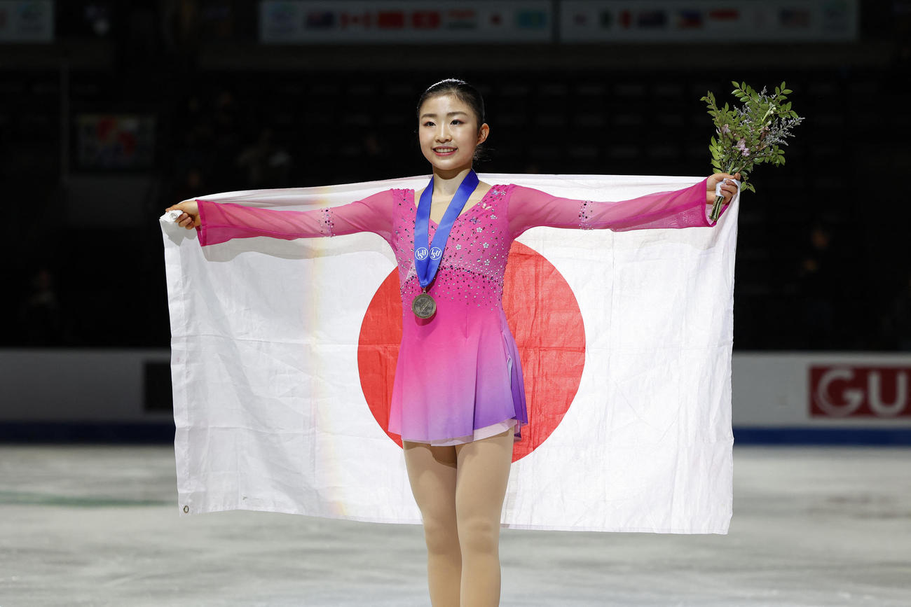 4大陸選手権女子シングルで銅メダルを獲得し記念撮影に応じる千葉百音（右）（ロイター）