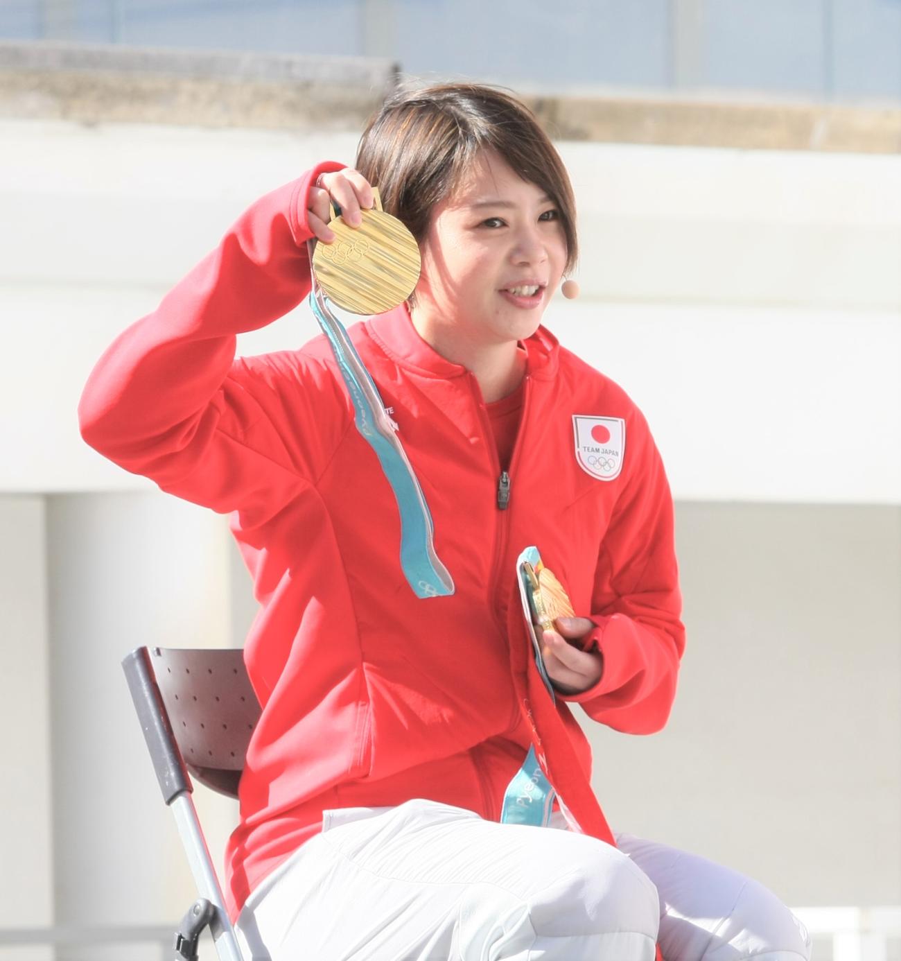 北京五輪1周年記念イベントで金メダルを見せる高木菜那さん（撮影・藤塚大輔）