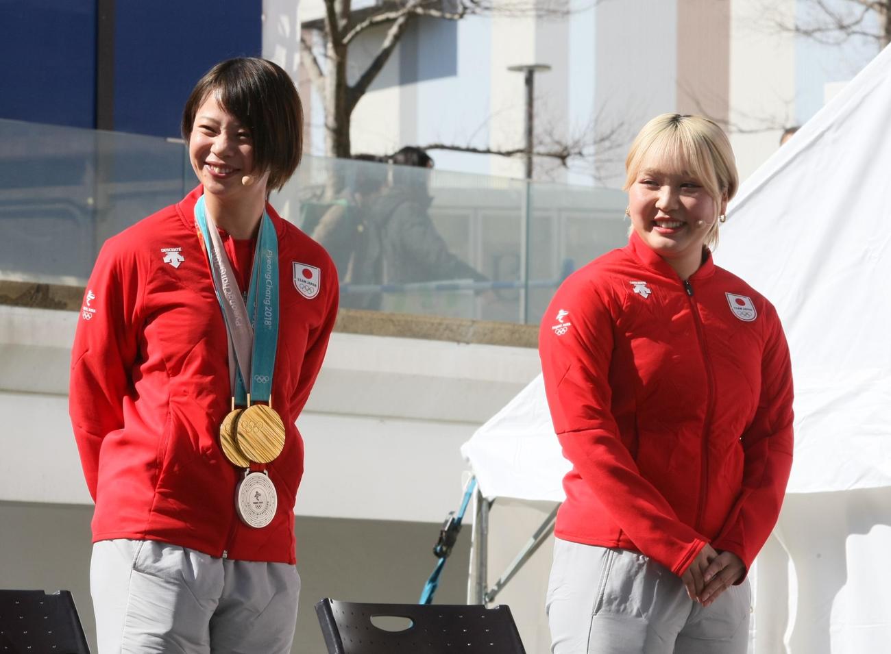 北京五輪1周年記念イベントに登壇した高木菜那さん（左）と樋口新葉（撮影・藤塚大輔）