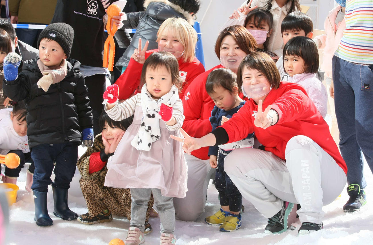 北京五輪1周年記念イベントで子どもたちと雪遊びをした、左から赤いジャージ姿の樋口、久保英恵さん、高木菜那さん（撮影・藤塚大輔）