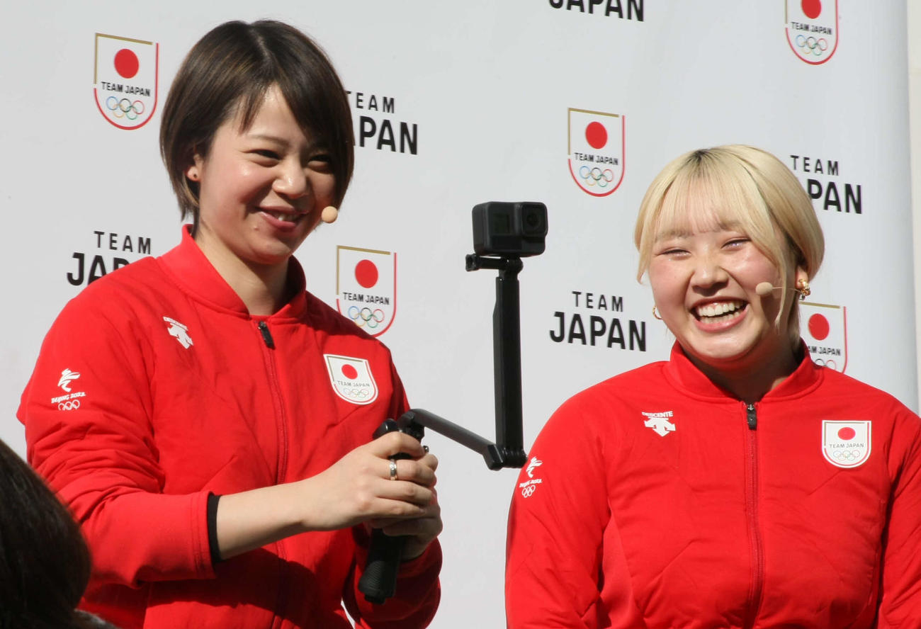 北京五輪1周年記念イベントで笑顔を見せる高木菜那さん（左）と樋口（撮影・藤塚大輔）