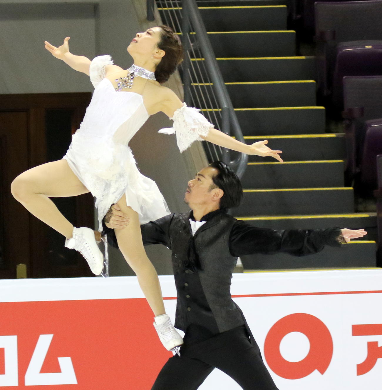 フィギュアスケート4大陸選手権　アイスダンス公式練習でリフトを決める「かなだい」村元哉中（左）高橋大輔組（撮影・木下淳）