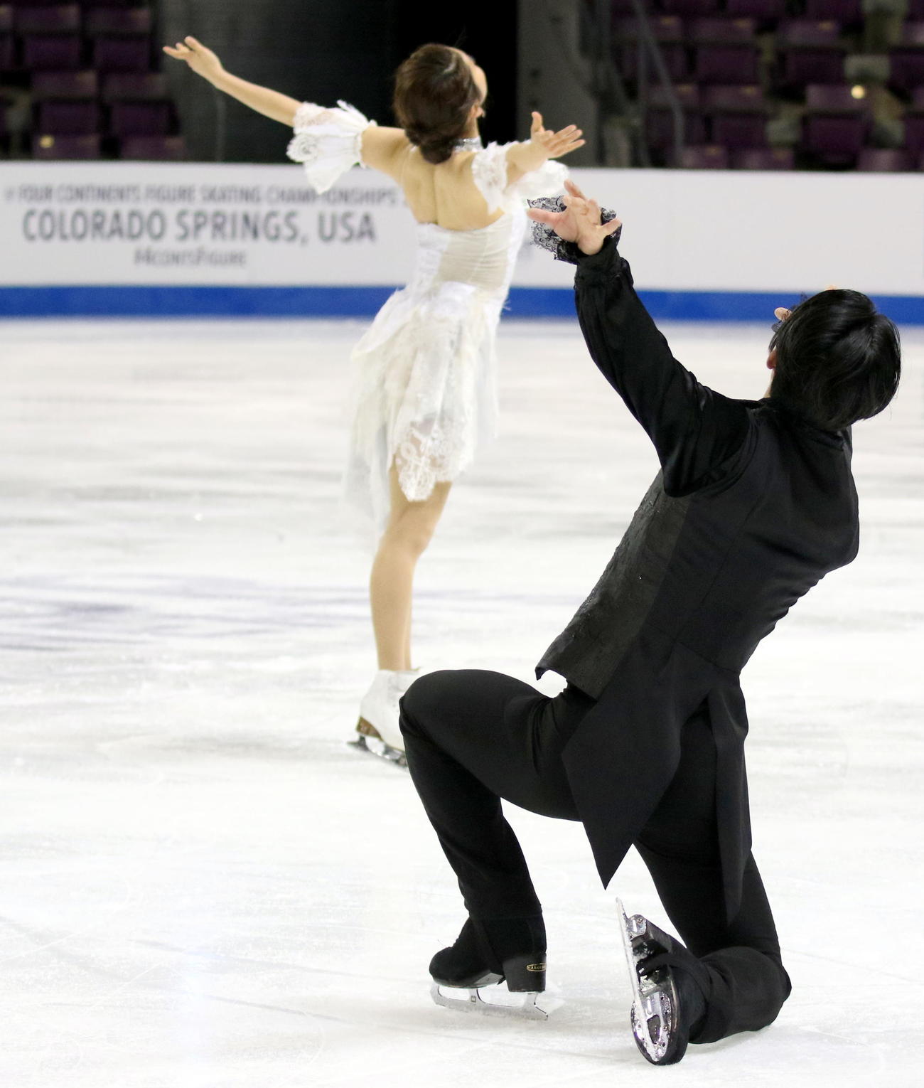 フィギュアスケート4大陸選手権　アイスダンス公式練習で「オペラ座の怪人」のフィニッシュを決める「かなだい」村元哉中（左）高橋大輔組（撮影・木下淳）