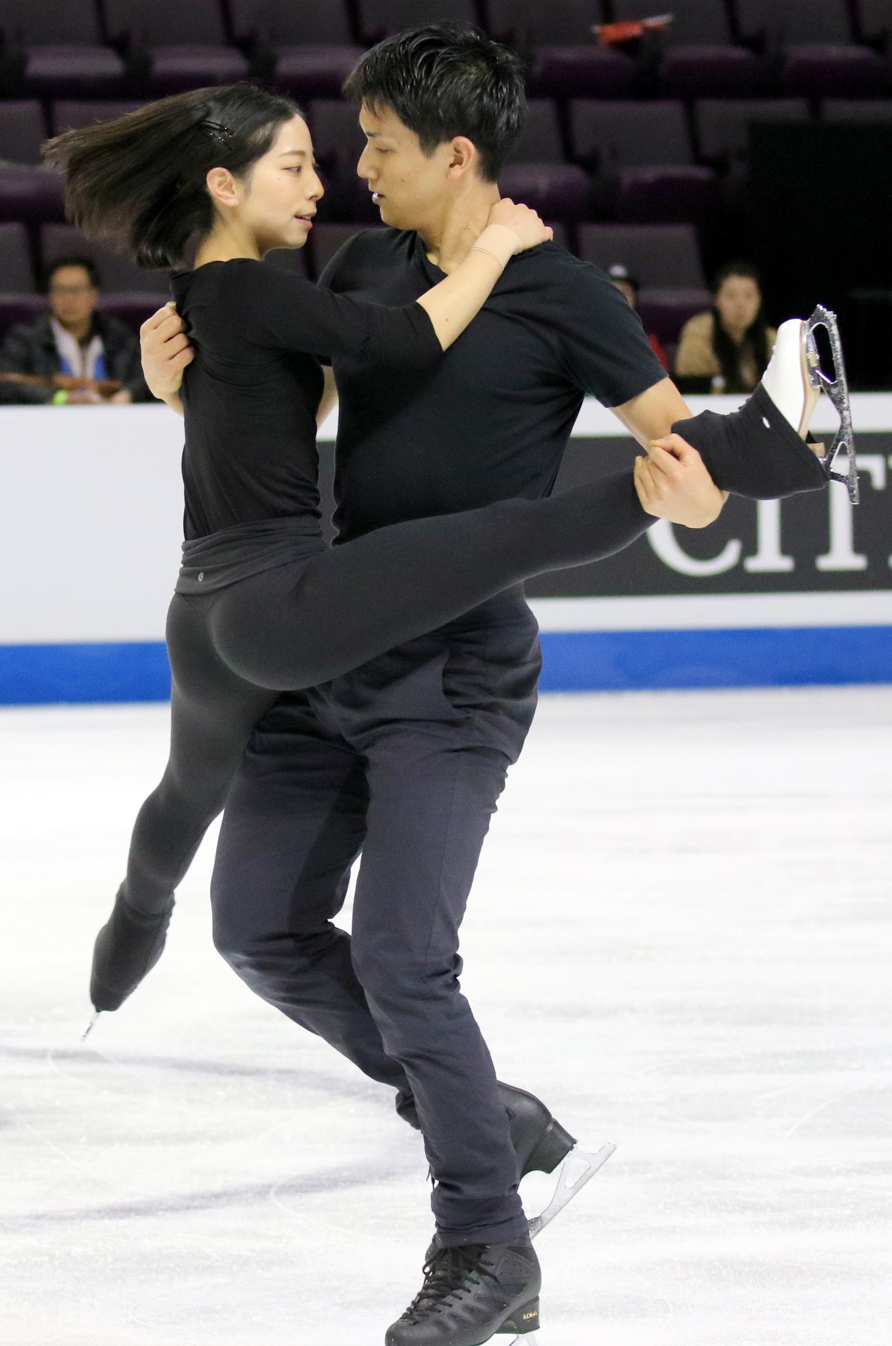 フィギュアスケート4大陸選手権　ペア公式練習でリフトを確認する「りくりゅう」三浦璃来（左）木原龍一組（撮影・木下淳）