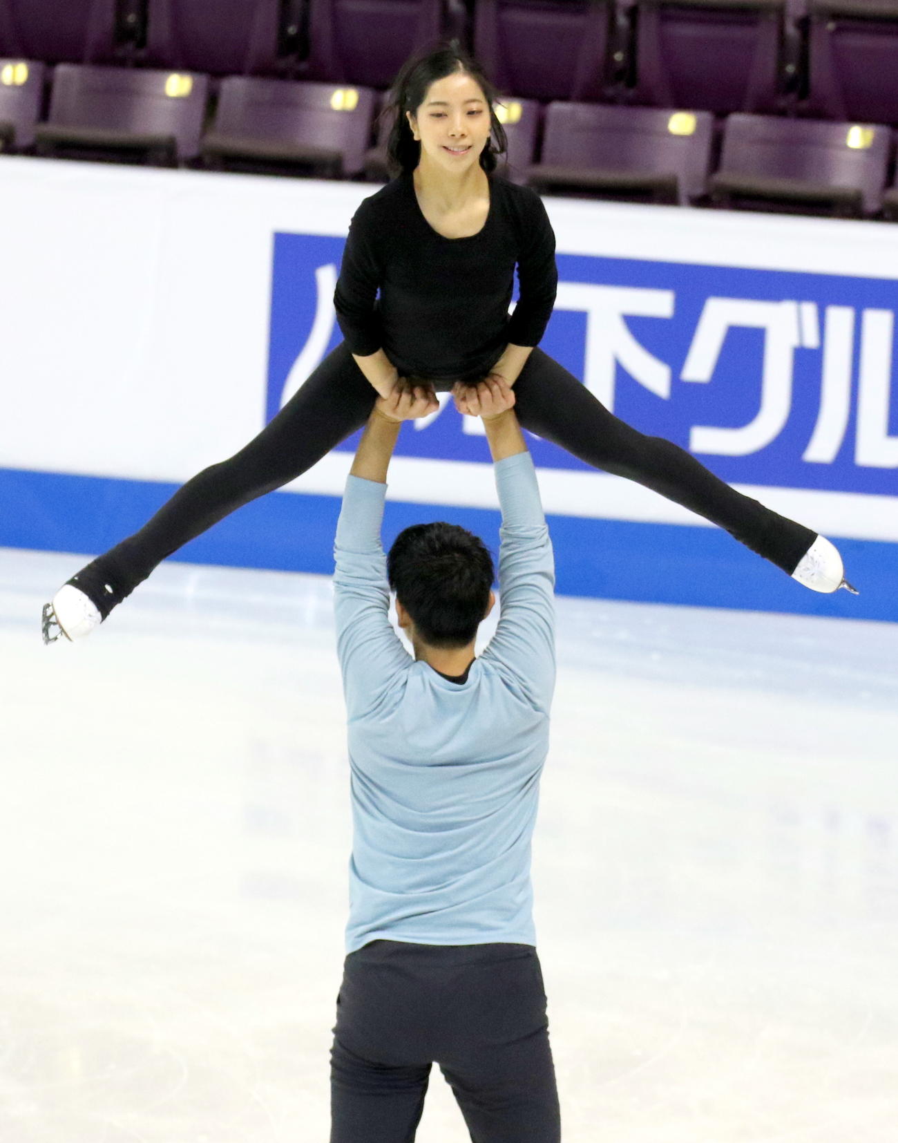 フィギュアスケート4大陸選手権　ペア公式練習でリフトを確認する「りくりゅう」三浦璃来（上）木原龍一組（撮影・木下淳）