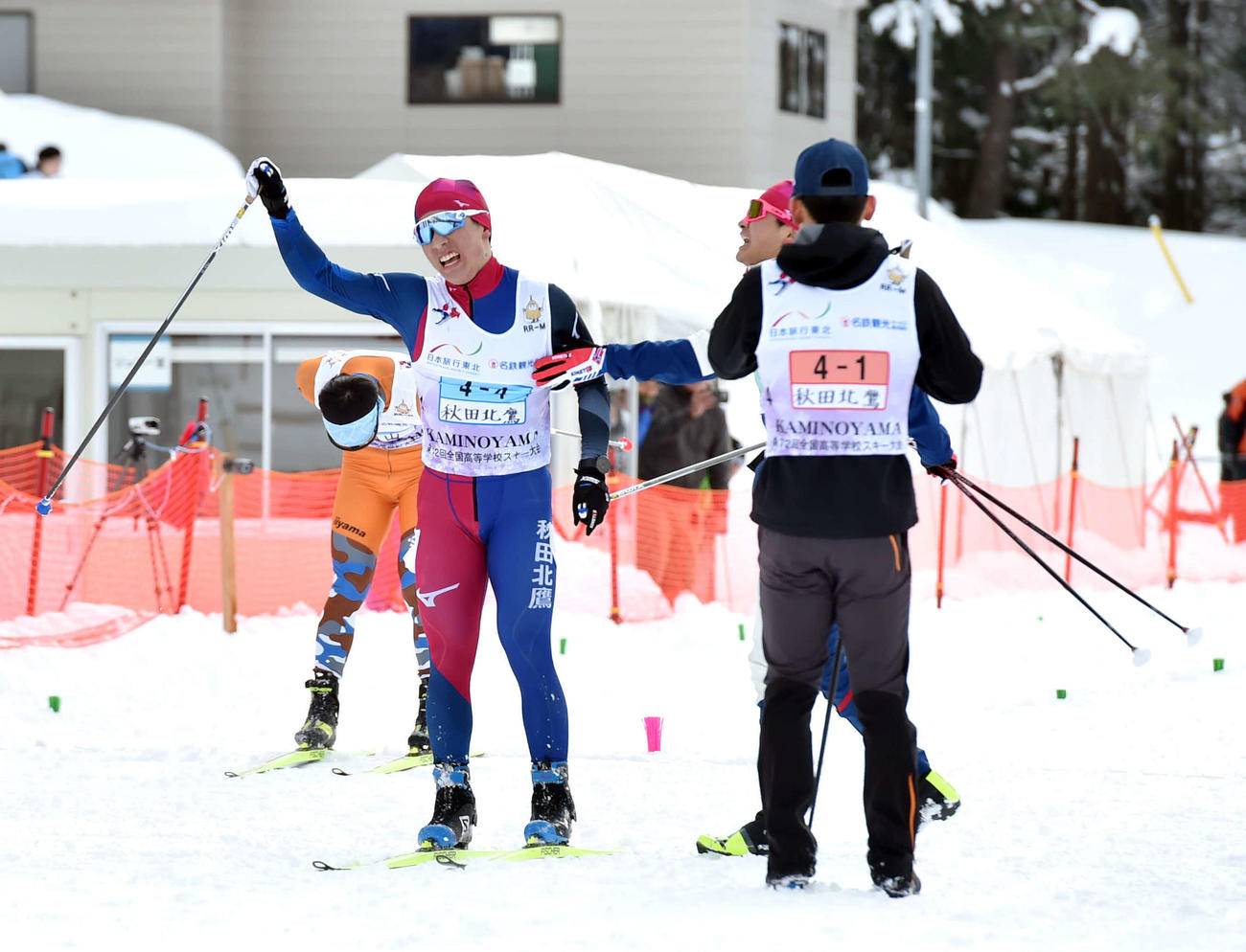 距離男子40キロリレーでゴールした秋田北鷹・遠藤（左）は、右腕を突き上げて喜ぶ