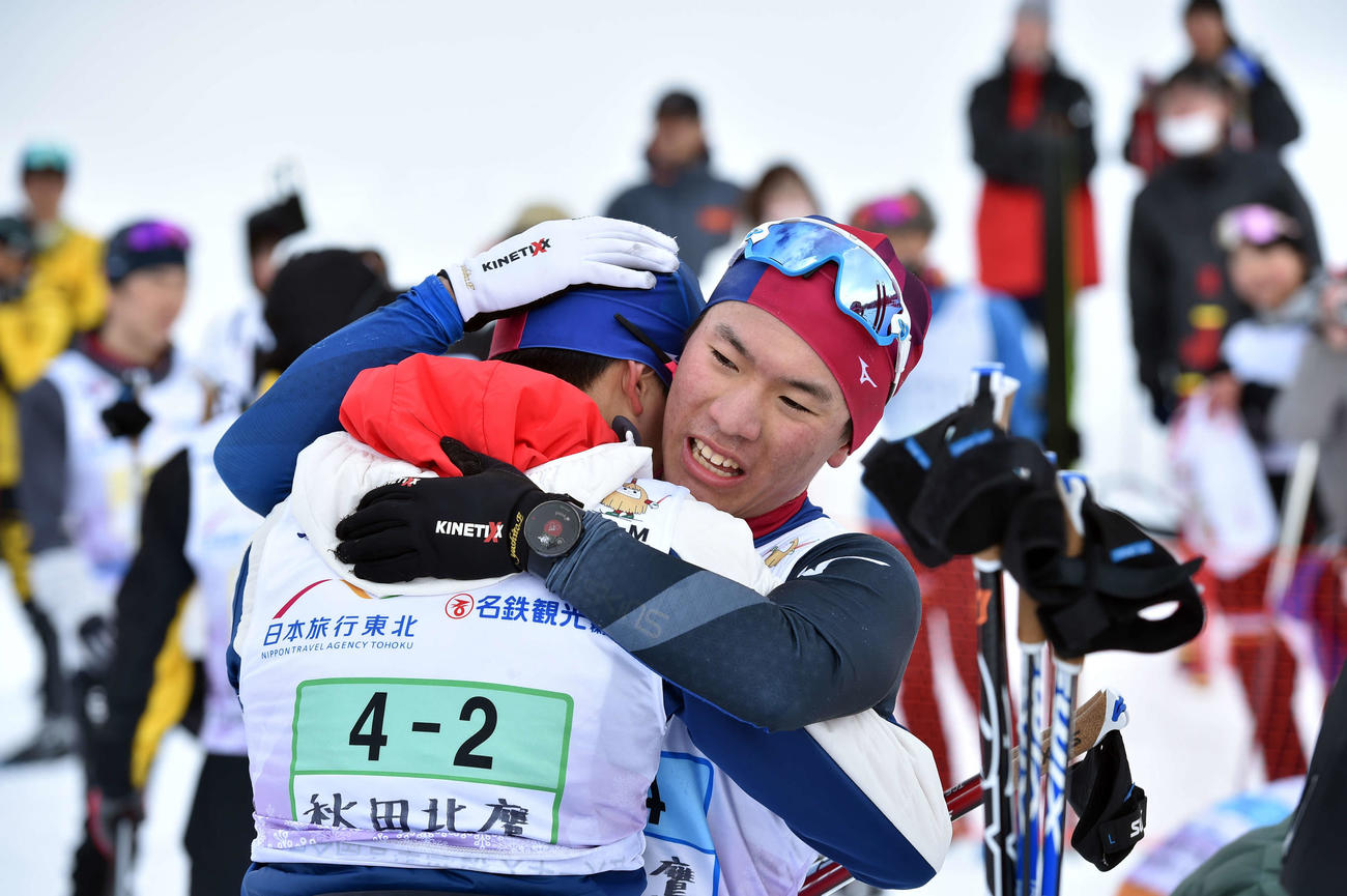 ゴール後、秋田北鷹・藤本（左）をたたえる遠藤