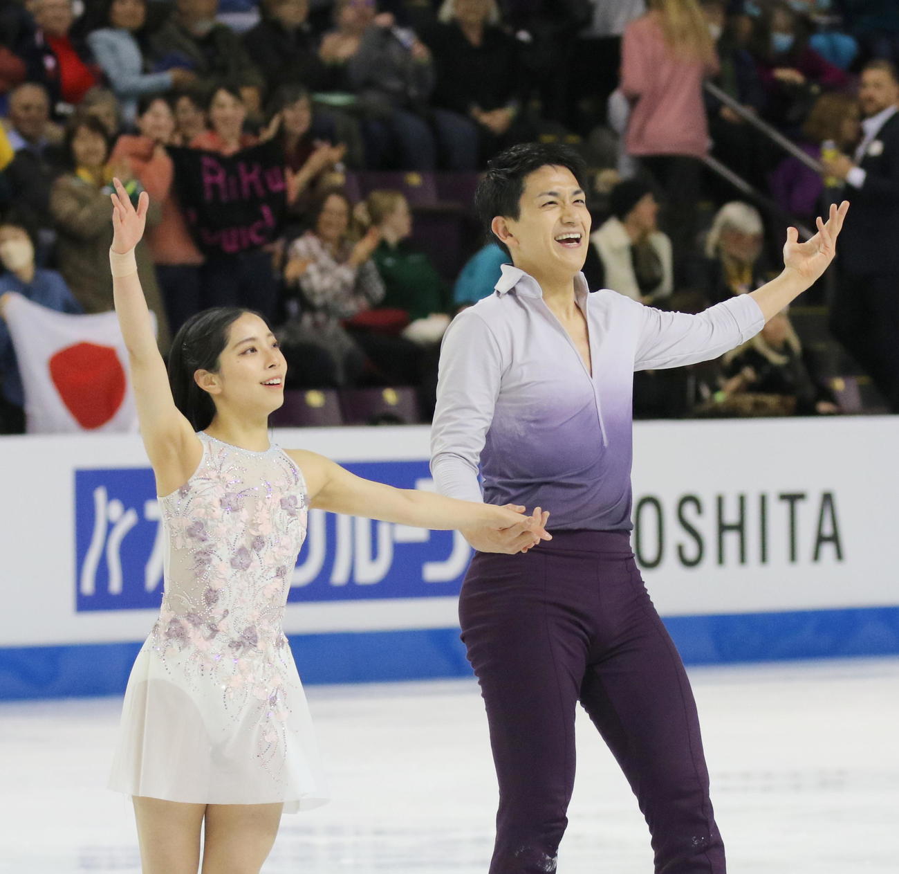 初優勝の演技を終えて声援に応える三浦璃来（左）木原龍一組