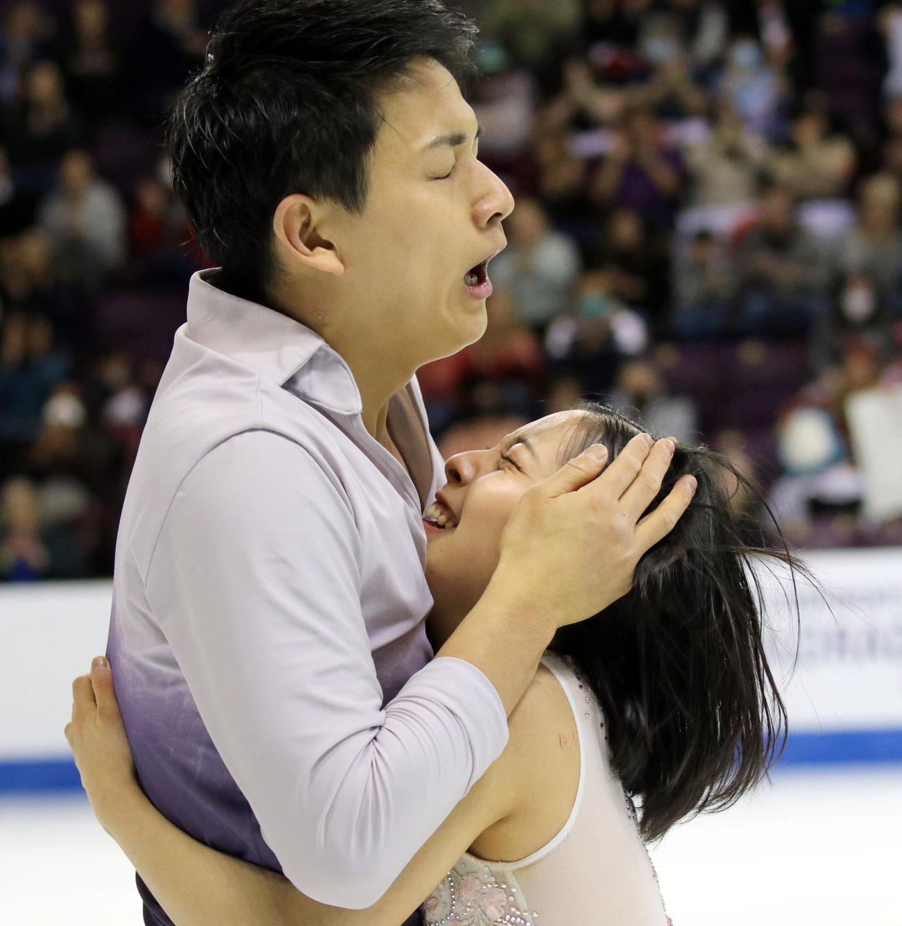 初優勝を決めたペアフリーの演技を終え、感情をあらわに抱き寄せ合う三浦璃来（右）木原龍一組