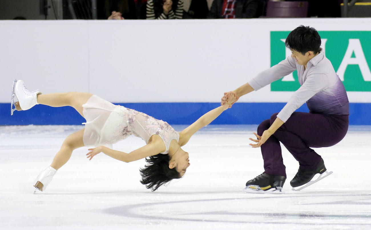 フィギュアスケート4大陸選手権　ペア日本勢初優勝を決めたフリーでデススパイラルを決める「りくりゅう」三浦璃来（左）木原龍一組（撮影・木下淳）