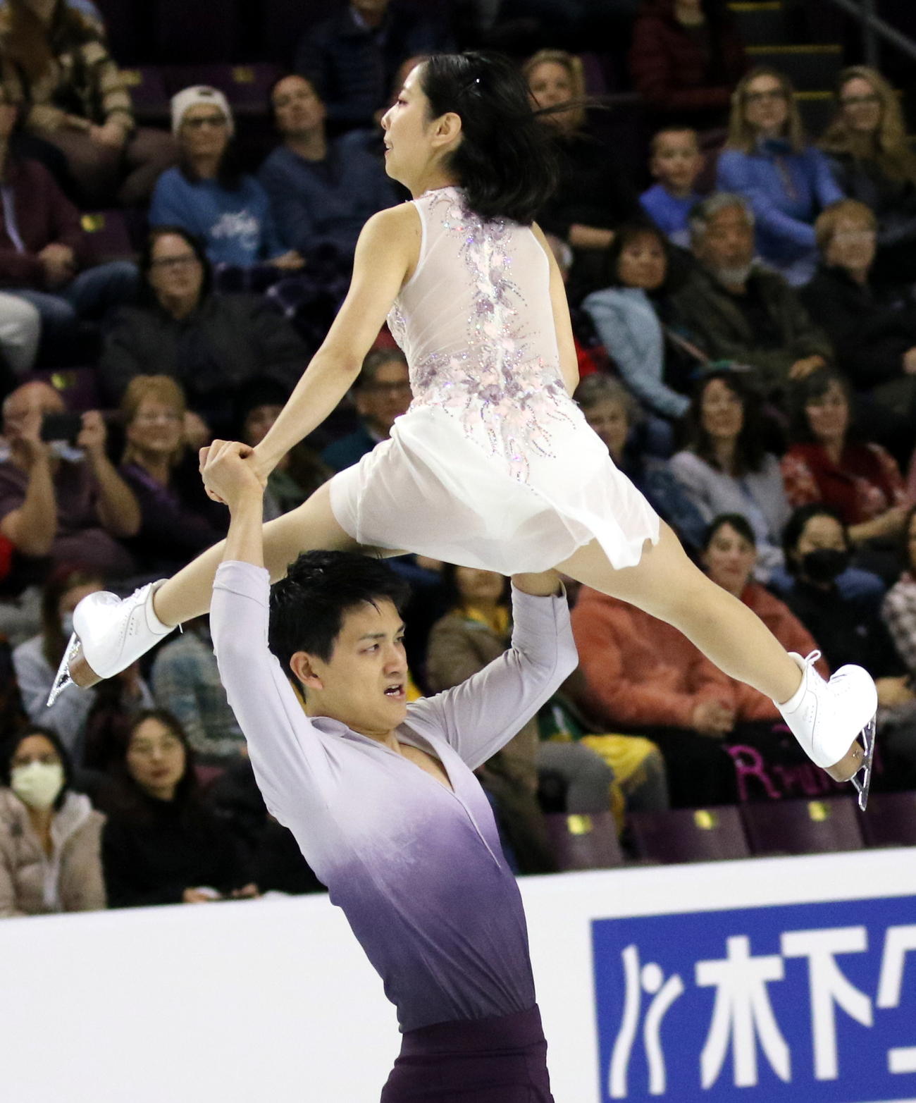 フィギュアスケート4大陸選手権　ペア日本勢初優勝を決めたフリーでリフトを決める「りくりゅう」三浦璃来（上）木原龍一組（撮影・木下淳）