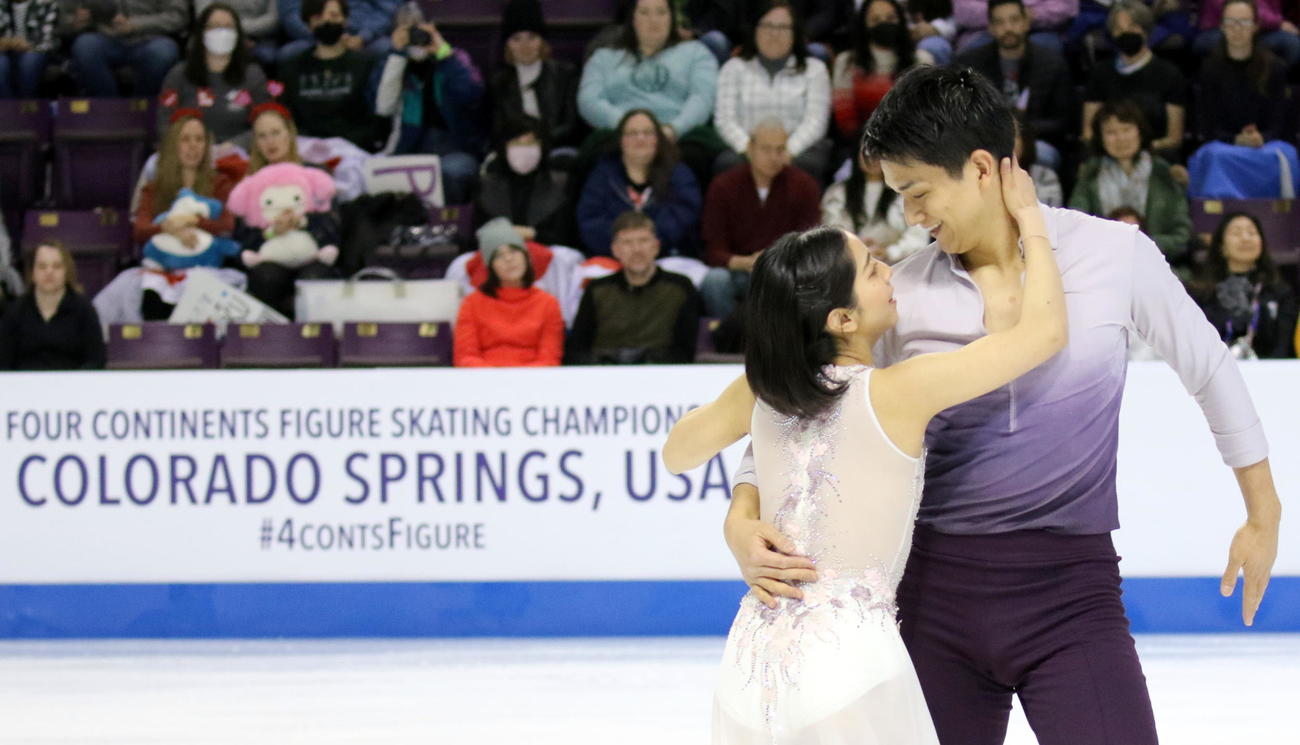 フィギュアスケート4大陸選手権　ペアの日本勢初優勝を決めたフリーで演技する「りくりゅう」三浦璃来（左）木原龍一組（撮影・木下淳）