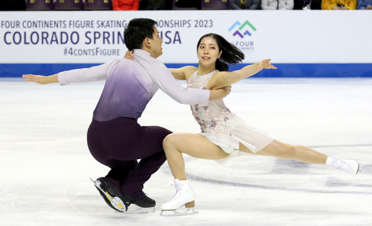フィギュアスケート4大陸選手権　ペアの日本勢初優勝を決めたフリーで演技する「りくりゅう」三浦璃来（左）木原龍一組（撮影・木下淳）
