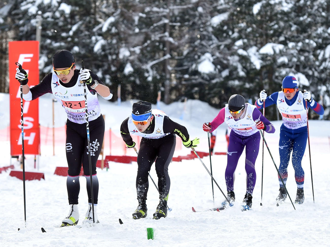 距離男子40キロリレーで滑走するおといねっぷ美術工芸・今関（左）（撮影・相沢孔志）